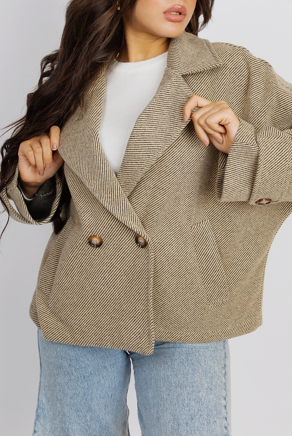 Chic Knit Blazer With Tailored Fit - Beige